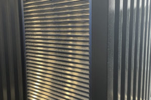 Rcontainer leverer 2 10″ ISO Containere laget for å inneholde ladestasjoner for anleggsmaskiner